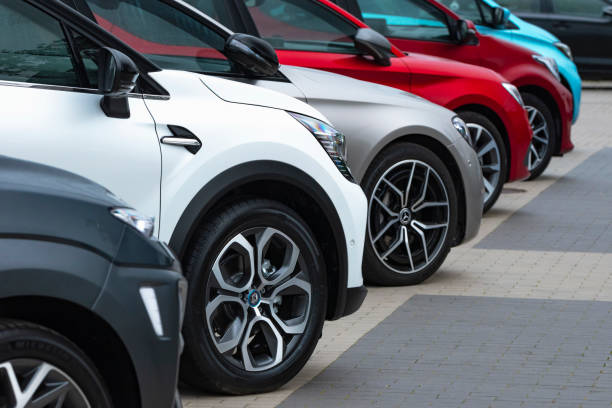 auto's op een parkeren - autobedrijf stockfoto's en -beelden