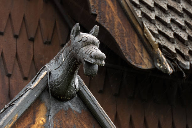 carved dragon on the stavkirke (church) of heddal in norway - feddal imagens e fotografias de stock