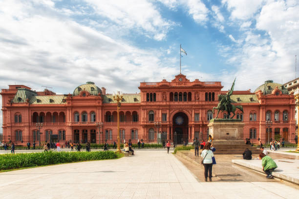 casa rosada in plaza de mayo in buenos aires. - argentina palacio do govern imagens e fotografias de stock
