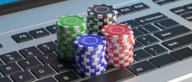 casino poker chips stapels op een laptop toetsenbord. 3d-illustratie - gokken stockfoto's en -beelden