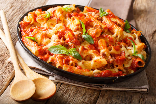 braadpan ziti pasta met gehakt vlees, kaas, tomaten en kruiden close-up. horizontale - gebakken in de oven stockfoto's en -beelden