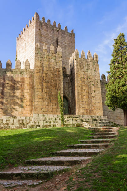 castelo de guimaraes castle. most famous castle in portugal. - guimarães imagens e fotografias de stock