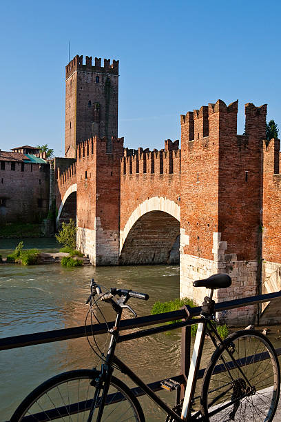 castelvecchio bridge with old bicycle on foreground, verona - focus un focus stockfoto's en -beelden