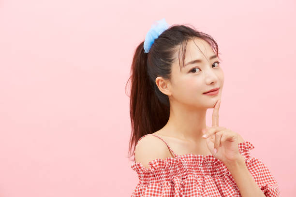 retrato casual de belleza de la joven asiática sobre el fondo rosa - maquillaje kawaii fotografías e imágenes de stock