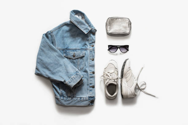 abiti casual di moda e accessori incastonati su sfondo bianco. giacca jean, sneakers, occhiali da sole, borsa. lay piatto, vista dall'alto. - shoes top view foto e immagini stock
