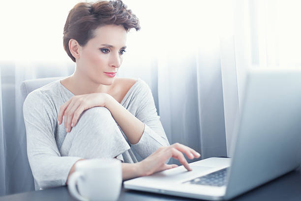 casual woman with computer - home office bildbanksfoton och bilder