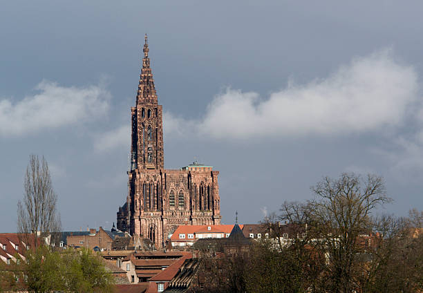 cathedral in Strasbourg cathedral in Strasbourg in cloudy ambiance (Alsace/France) notre dame de strasbourg stock pictures, royalty-free photos & images