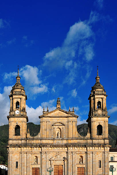catedral de bogotá, colombia. - plaza de bolívar bogotá fotografías e imágenes de stock