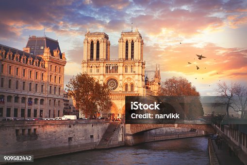 istock Cathedrale Notre-Dame de Paris 909582442