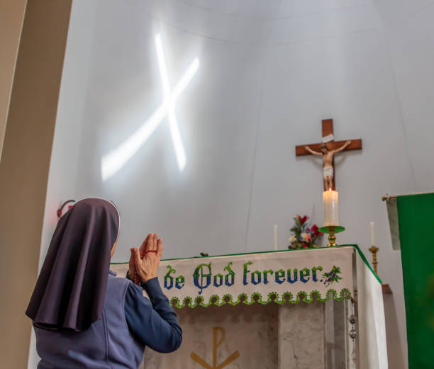 Message de MISERICORDE avec La Bienheureuse JOSEFA MENENDEZ Catholic-nun-praying-the-rosary-in-front-of-crucifix-with-beam-of-a-picture-id1058631210?k=6&m=1058631210&s=612x612&w=0&h=pkeEDlYFPEwi1JfIst1SdW7N8Mh7Gi_dyw1Idw9hUMA=