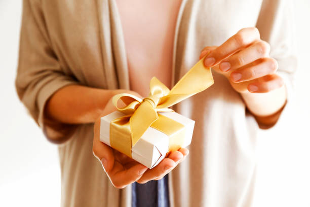kaukasische vrouwelijke handen geven geschenkdoos te vieren vakantie, geïsoleerd op wit. - unbox stockfoto's en -beelden