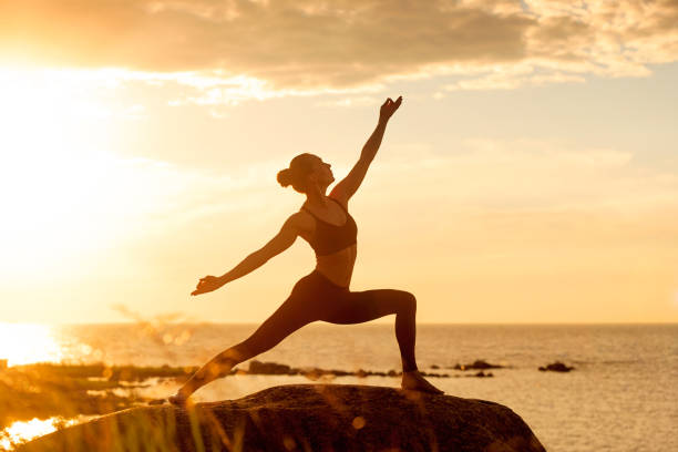白人女性練習フィットネスヨガ - yoga ストックフォトと画像