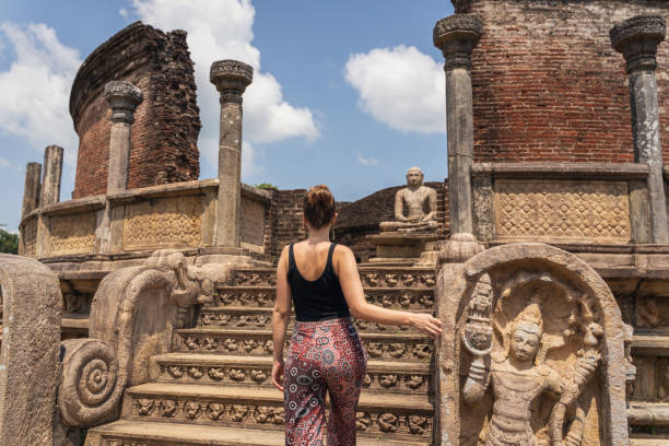 kaukasisch meisje bezoekt oude muren van de 12e eeuwse bakstenen boeddhistische tempel in sri lanka. - focus un focus stockfoto's en -beelden