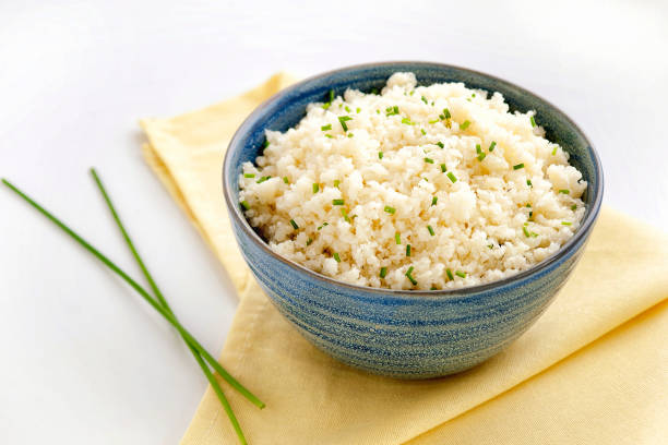 콜리플라워 쌀. 케토제닉 및 팔레오 음식 - 십자화과 뉴스 사진 이미지