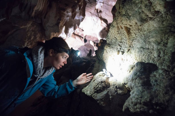 grot van explorer - speleologie buitensport stockfoto's en -beelden