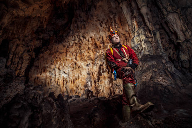 höhlenforscher porträt in schönen höhle - höhlenklettern stock-fotos und bilder