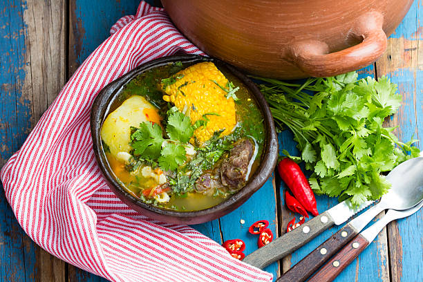 カスエラを使っていただく -伝統的なチリのスープ ラテン クレイプレートでお出しいたします。 - とうもろこし チリ共和国 ストックフォトと画像