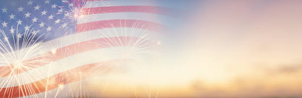 하늘 배경에 미국 국기 패턴에 축하 다채로운 불꽃 작품, 미국 4 일 독립 기념일에 대한 빨간색 파란색 흰색 스트립 개념, 애국의 자유와 기념일 축제에서 민주주의의 상징 - july 4 뉴스 사진 이미지