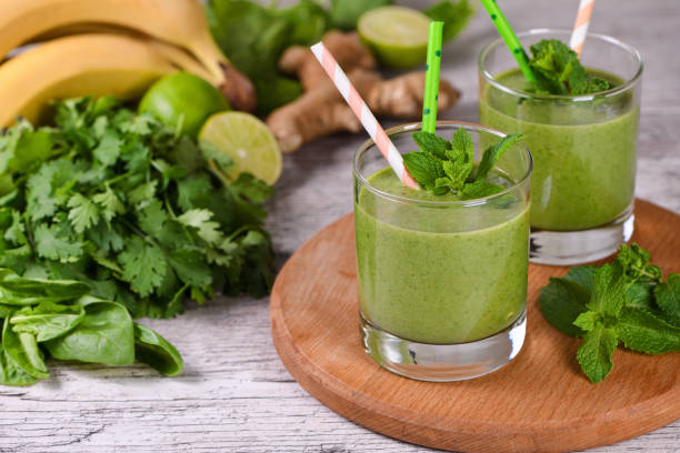 celery detox drink - vegan keto stockfoto's en -beelden