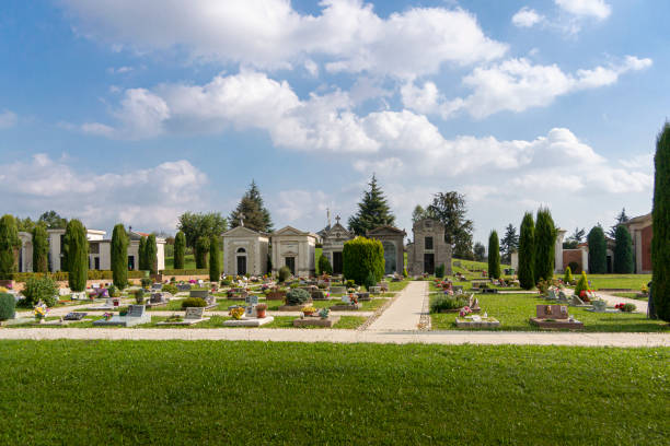 cemetery in bergamo, italy - covid cemiterio imagens e fotografias de stock