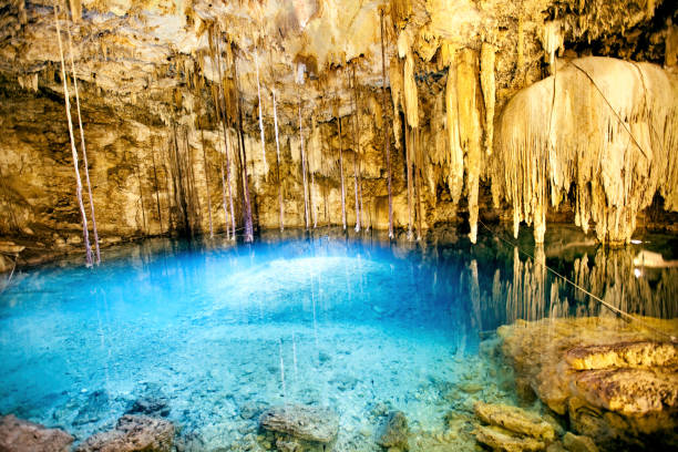 cenote dzitnup - tropfsteinhöhle stalagmiten stock-fotos und bilder