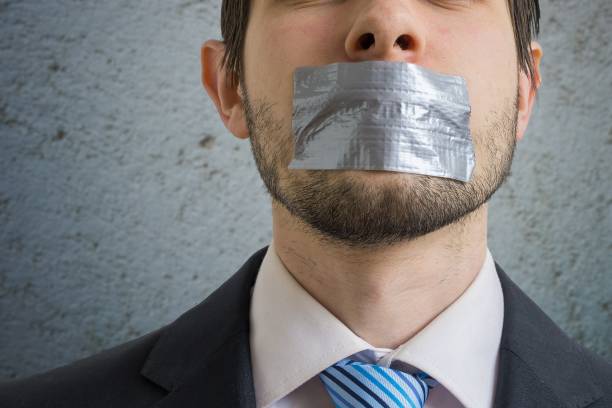 censuur concept. mens is monddood gemaakt met plakband op zijn mond. - plakband mond stockfoto's en -beelden