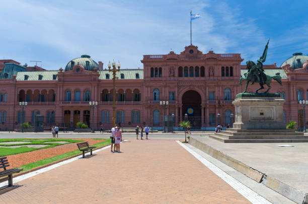central square of the argentine capital buenos aires showing the casa rosada. - argentina palacio do govern imagens e fotografias de stock