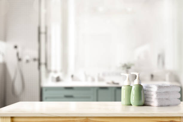 shampoo in ceramica, bottiglia di sapone e asciugamani sul bancone sullo sfondo del bagno. piano tabella e spazio di copia - bagno foto e immagini stock