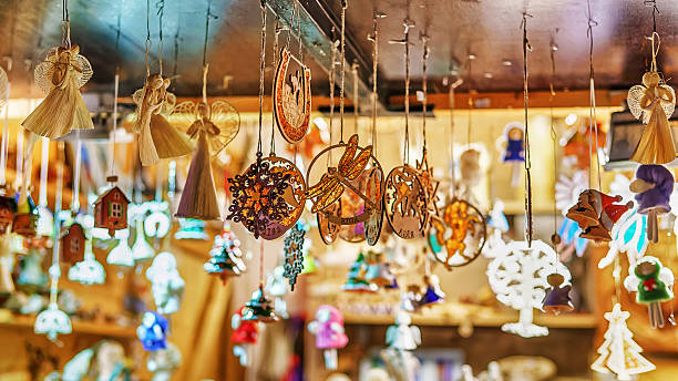 ceramic souvenirs at christmas market in riga - bazar imagens e fotografias de stock