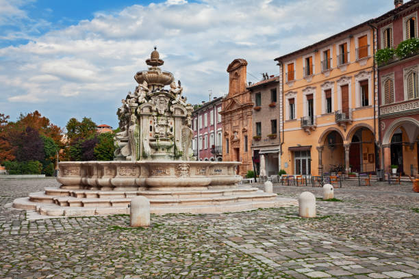 cesena, emilia-romagna, italia: l'antica fontana fontana del masini (xvi secolo) - piazza del popolo foto e immagini stock