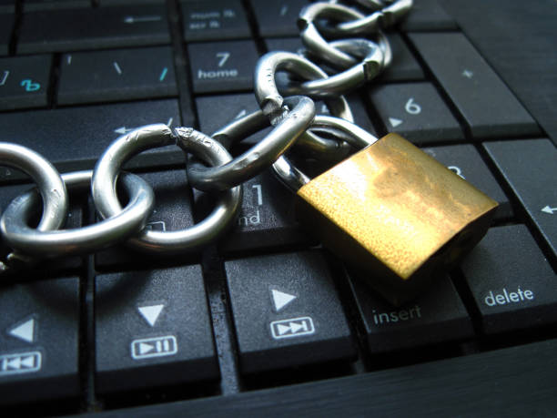 Chain and lock on laptop keyboard. Block chain technology, Computer ban, internet ban. Addiction. Anti virus Chain with lock on computer keyboard. It means block chain technology using or laptop banned or internet banned. Symbol of computer addiction, games, social networks, block chain for crypto currency and so on online porn stock pictures, royalty-free photos & images