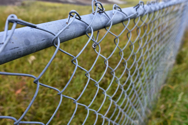 chain link fence abstrakt - maschendrahtzaun stock-fotos und bilder