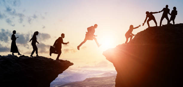 uitdaging van bedrijfsconcept. groep zakenlieden die een berg beklimmen. groepswerk. succes. - flexibiliteit stockfoto's en -beelden