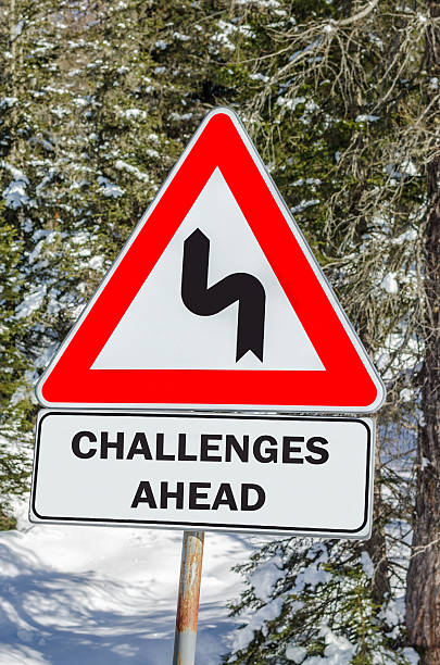 herausforderungen vor ihnen konzeptionelle schild - alpen unscharf winter stock-fotos und bilder