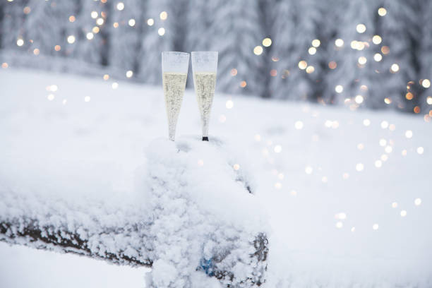 champagnergläser im winterwunderlandschnee - alpen unscharf winter stock-fotos und bilder