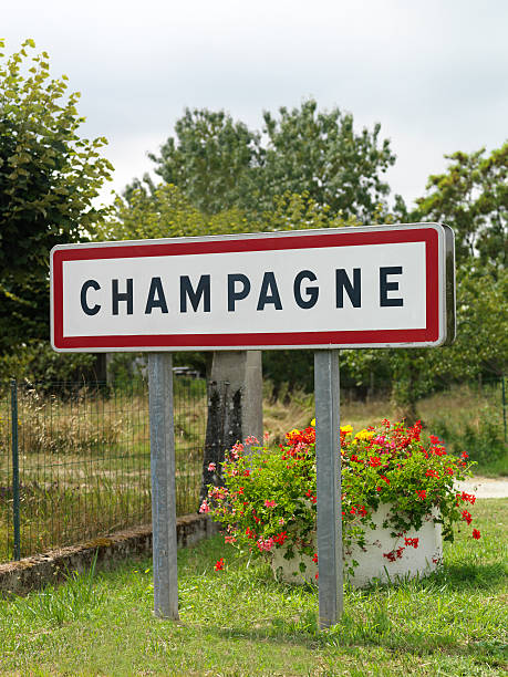 champagne - panneau village photos et images de collection