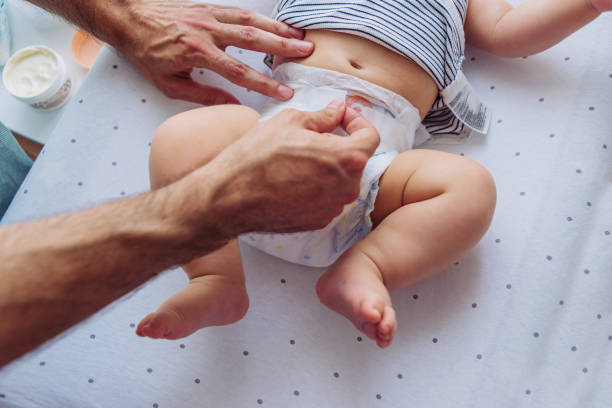 veranderende baby luier - wiegman stockfoto's en -beelden
