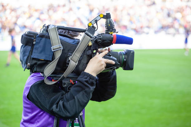 operadores de canais de tv disparar um jogo de esporte - estádio e camera - fotografias e filmes do acervo