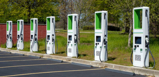 charging station Electric charging station for electric vehicles in a mall parking lot. electric vehicle charging station photos stock pictures, royalty-free photos & images