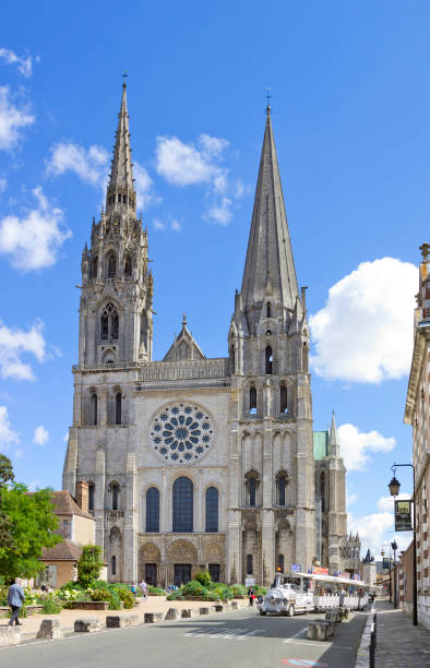 フランス、シャルトルの通りを横切って見えるシャルトル大聖堂 - シャルトル ストックフォトと画像