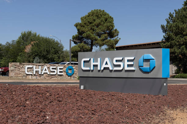 chase bank retail location. chase is the consumer and commercial banking business of jpmorgan chase. - jp morgan imagens e fotografias de stock