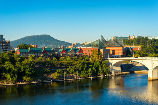 Chattanooga skyline Downtown Chattanooga, Tennessee, with Lookout Mountain rising in the distance chattanooga stock pictures, royalty-free photos & images