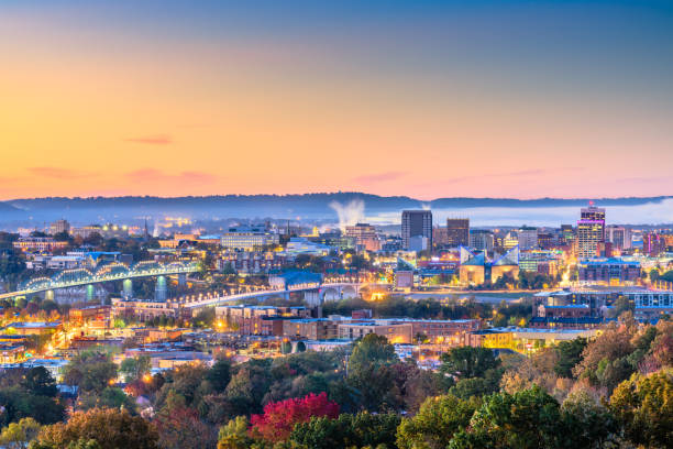 Chattanooga, Tennessee, USA downtown city skyline at dusk Chattanooga, Tennessee, USA downtown city skyline at dusk. chattanooga stock pictures, royalty-free photos & images