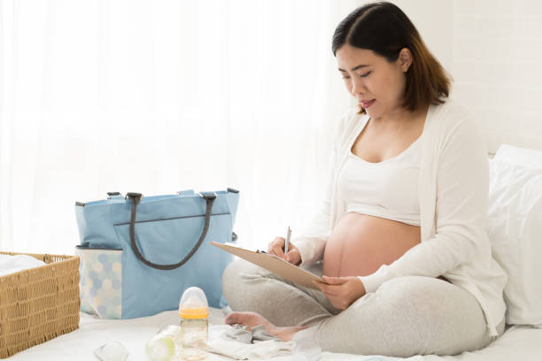 https://www.istockphoto.com/photo/checklist-of-packing-a-hospital-bag-or-birth-center-for-8-months-pregnant-women-gm823840200-133361279