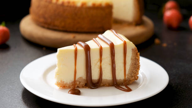 cheesecake met karamelsaus - kwarktaart stockfoto's en -beelden