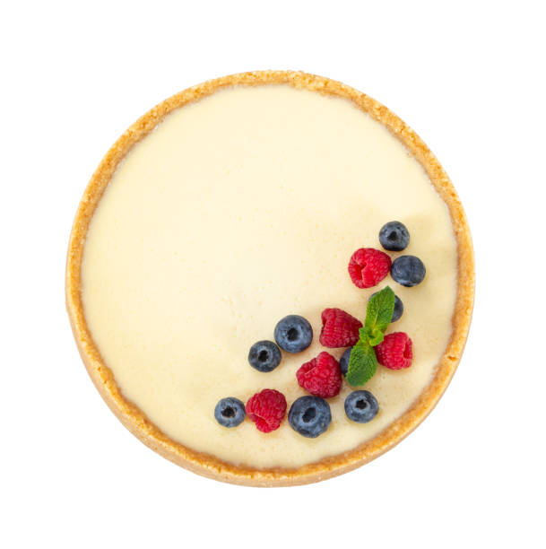 cheesecake met frambozen, bosbessen en munt geïsoleerd op wit - kwarktaart stockfoto's en -beelden
