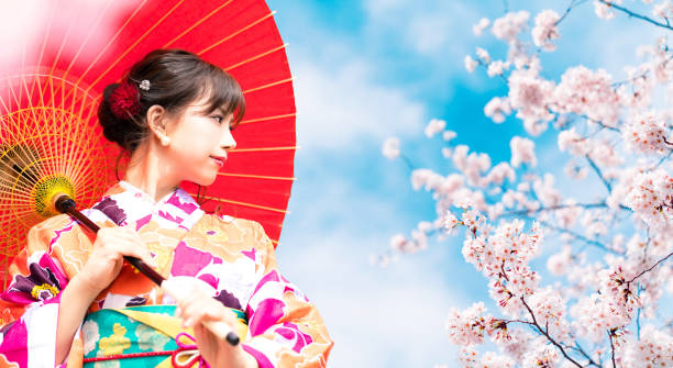 桜とアジアの女性の着物を着ています。 - 着物 ストックフォトと画像