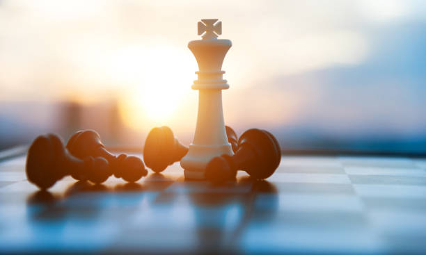 schaakbord en stukken in een schaakspel - schaken stockfoto's en -beelden