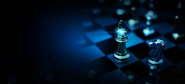 schaakbordspel om de bedrijfsstrategie met concurrentie en uitdagend concept te vertegenwoordigen - schaken stockfoto's en -beelden