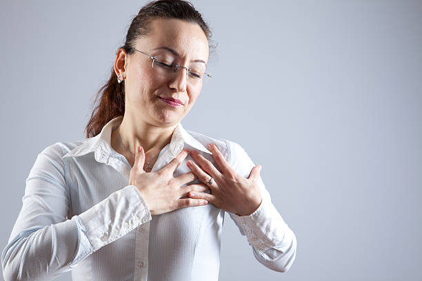 chest pain - medelålders kvinna bröstsmärtor bildbanksfoton och bilder